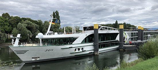 Das Flusskreuzfahrtschiff MS Joy am Straubinger Anlegesteg (©Foto: Martin Schmitz)